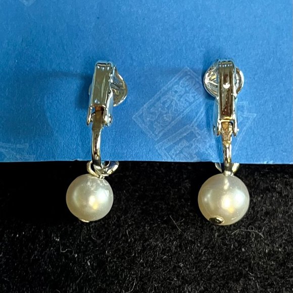 Enchanting ‘Pearl’/Crystal Silver Tone Clip Earrings - Picture 5 of 6